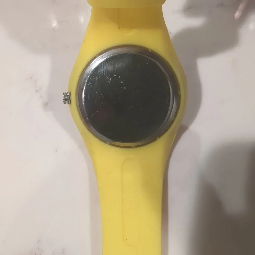 Classic European Yellow Silicone Watch with Blue Hands